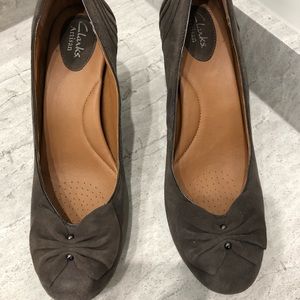 Clarks Artisan Society Ball brown suede pumps